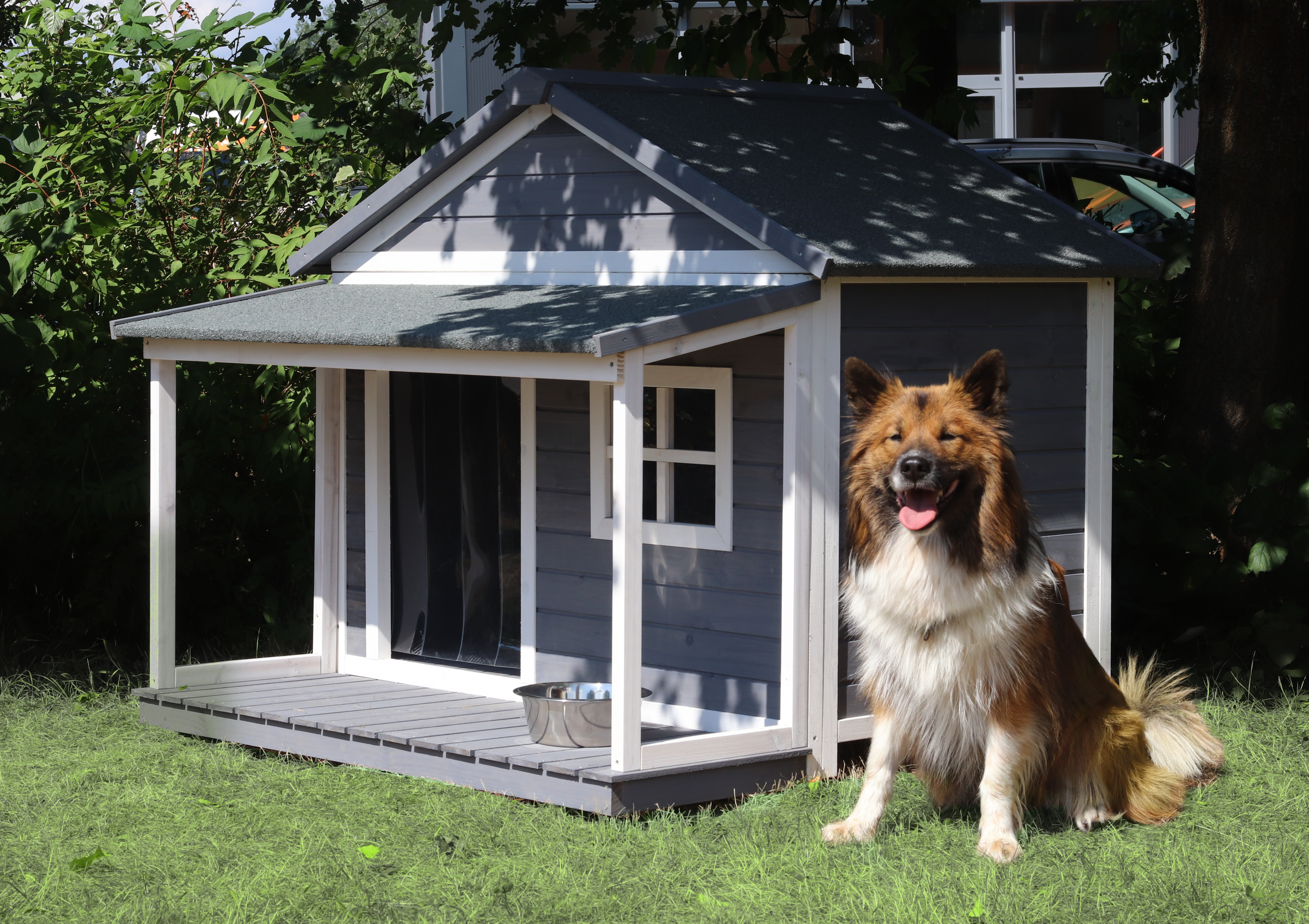 Holz-Hundehütte mit Satteldach und Veranda, grau-weiß lasiert, wetterfest