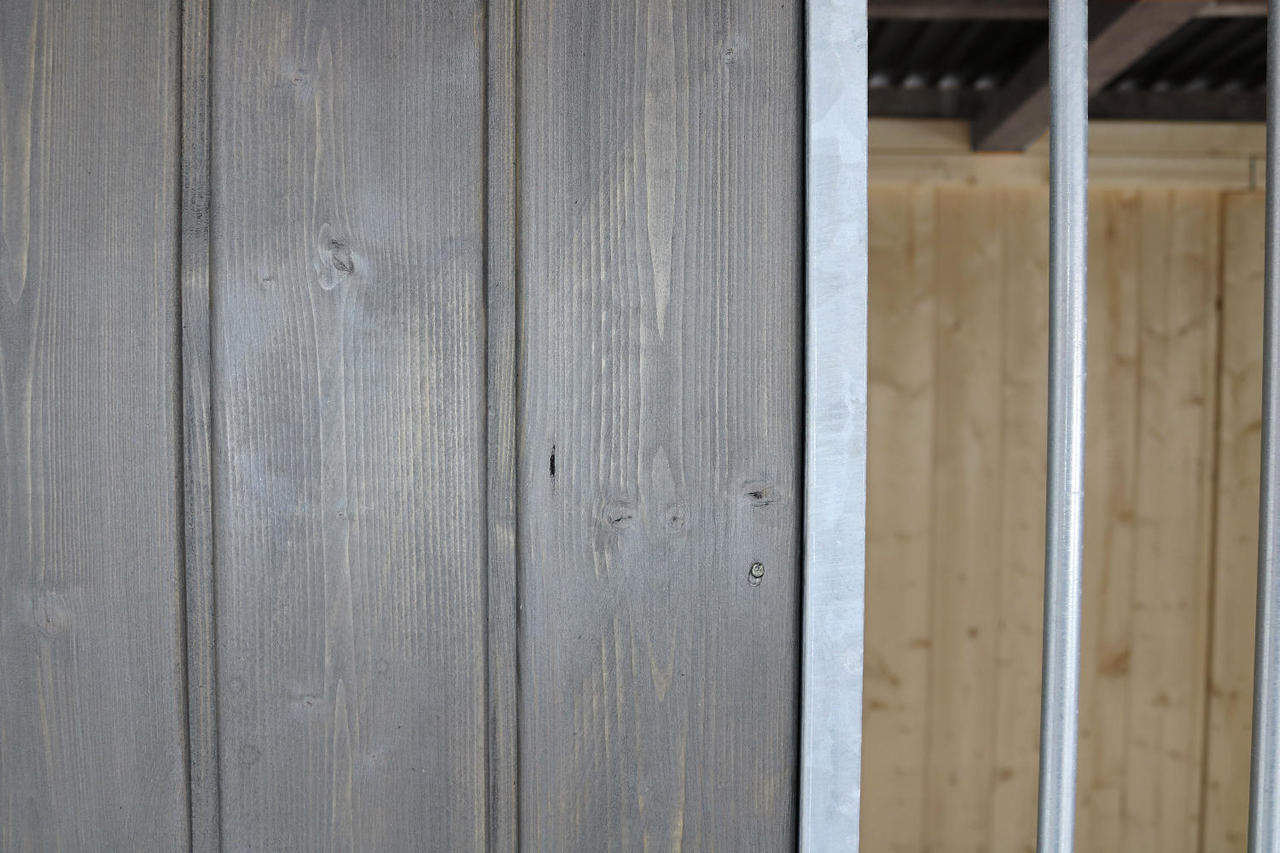 Villa Holz-Hundezwinger 2 x 4 m | Flachdach | Graphitgrau | Rohrstab Abstand 8 cm