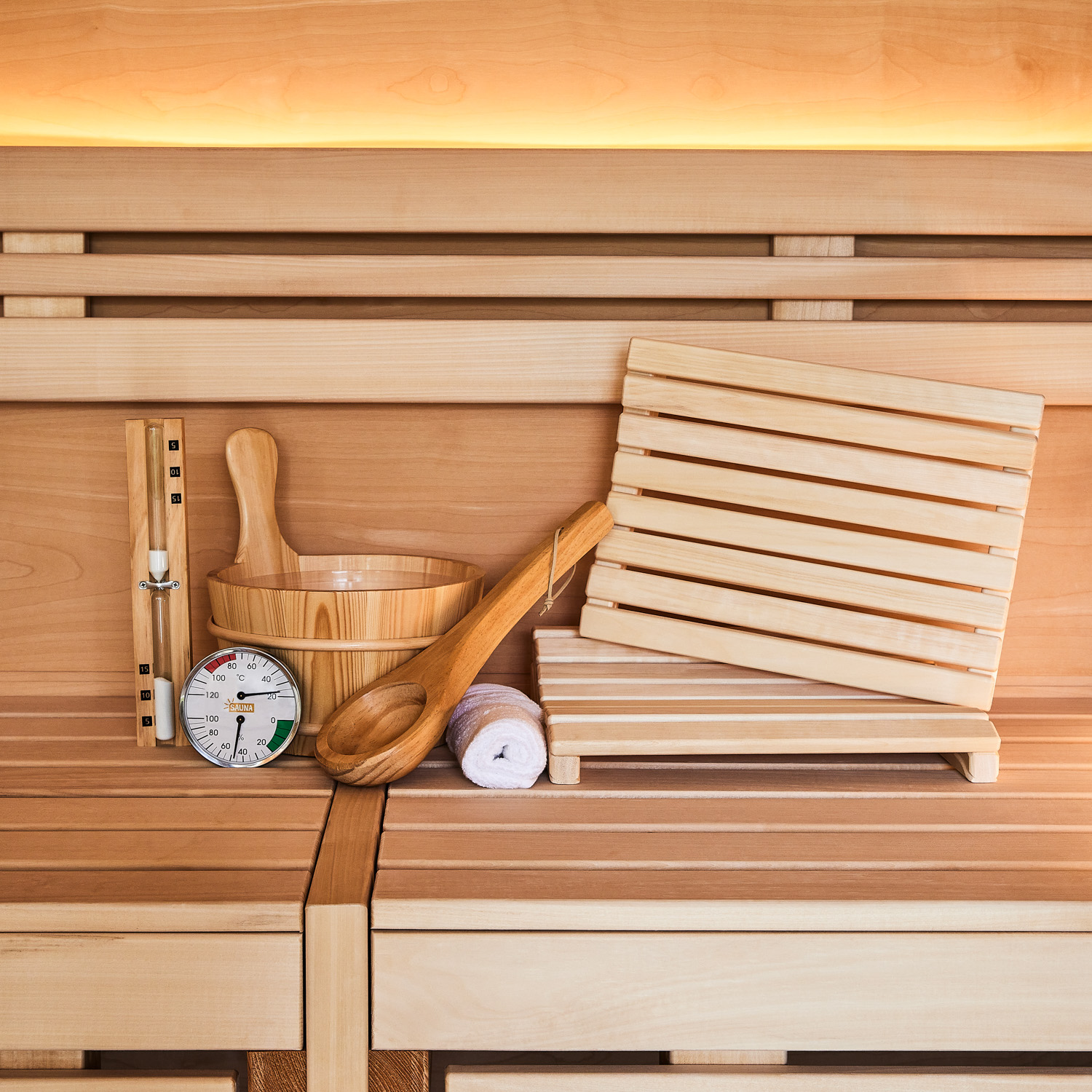 Bundle klassisches Sauna-Zubehörset 5-teilig mit 2x Kopfstütze Marie, Sauna-Set aus naturbelassenem Holz