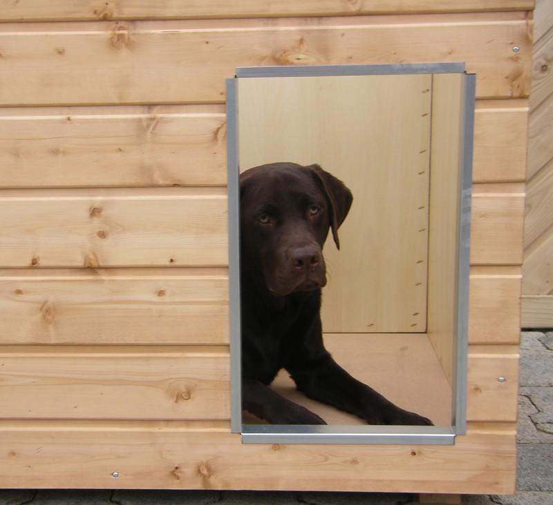 Original SAUERLAND Holz-Hundehütte mit Vorraum, braun imprägniert | Flachdach | Eingang Längsseite | Größe Lassie