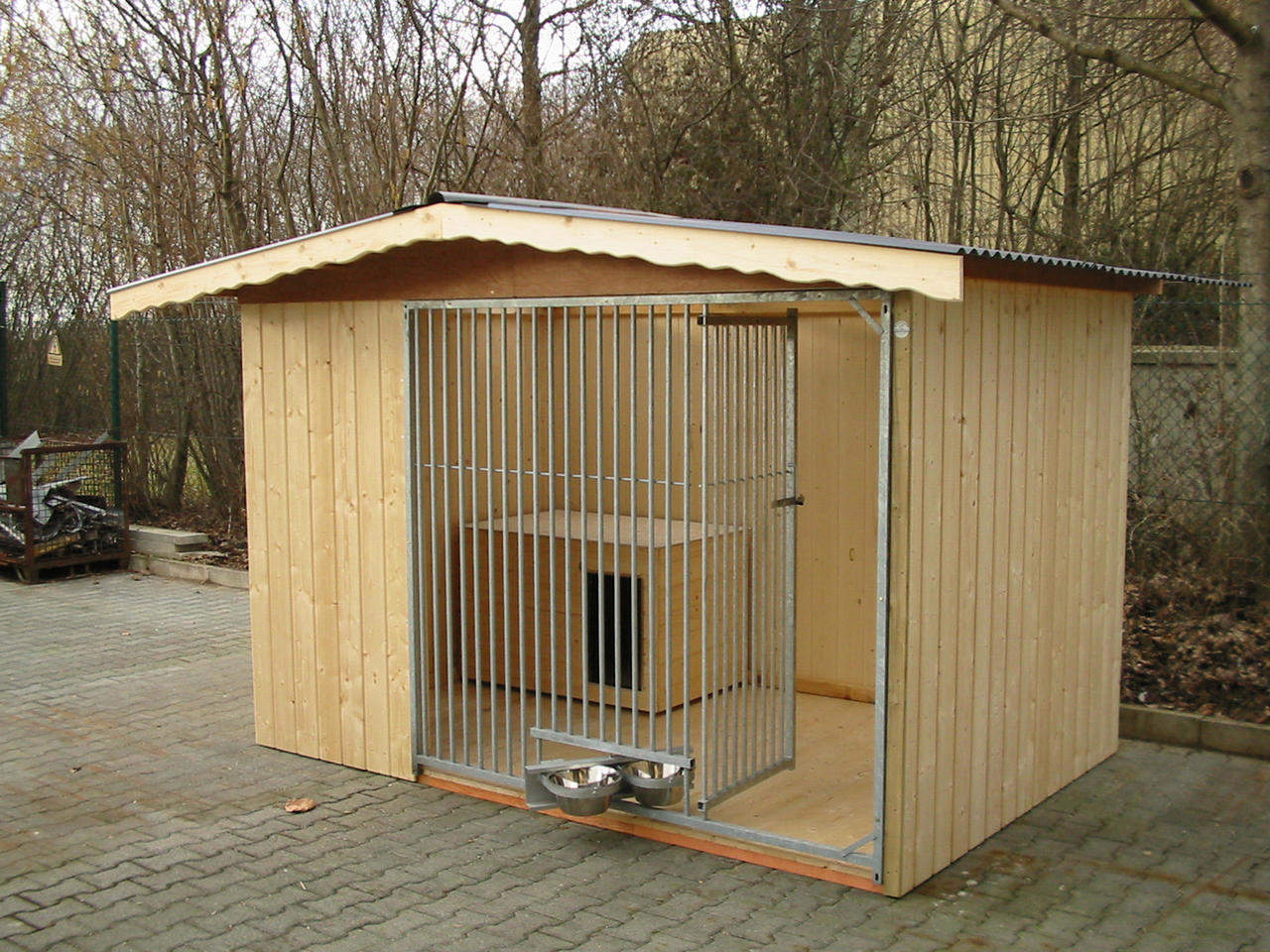 Villa Holz-Hundezwinger 2 x 3 m | Satteldach | naturbelassen | Rohrstab Abstand 5 cm