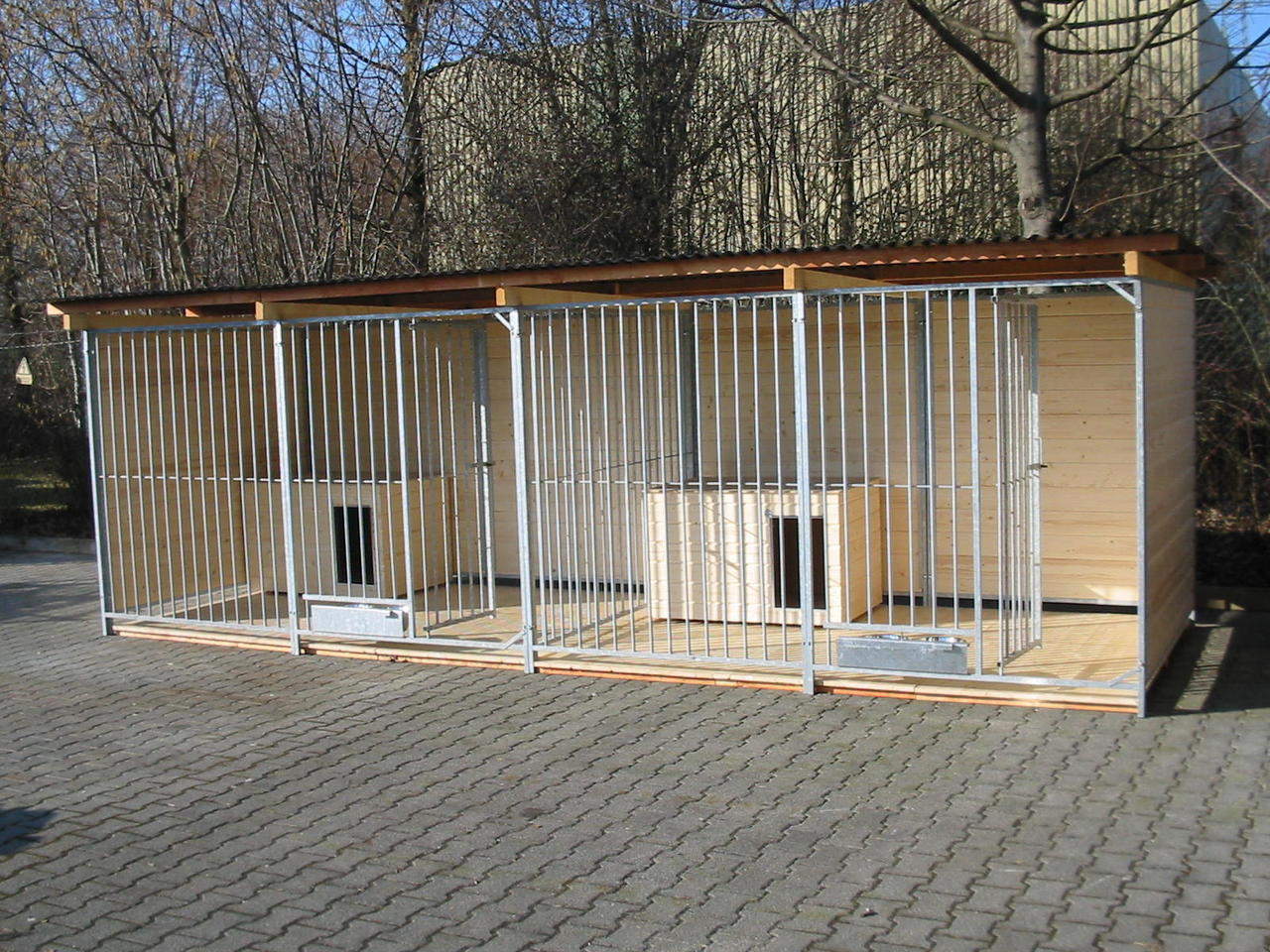 Sonderserie Doppelzwinger 2x4 m mit Zusatzausstattung gegen Aufpreis: Holzboden, 2 Hundehütten und ausschwenkbare Futtersets