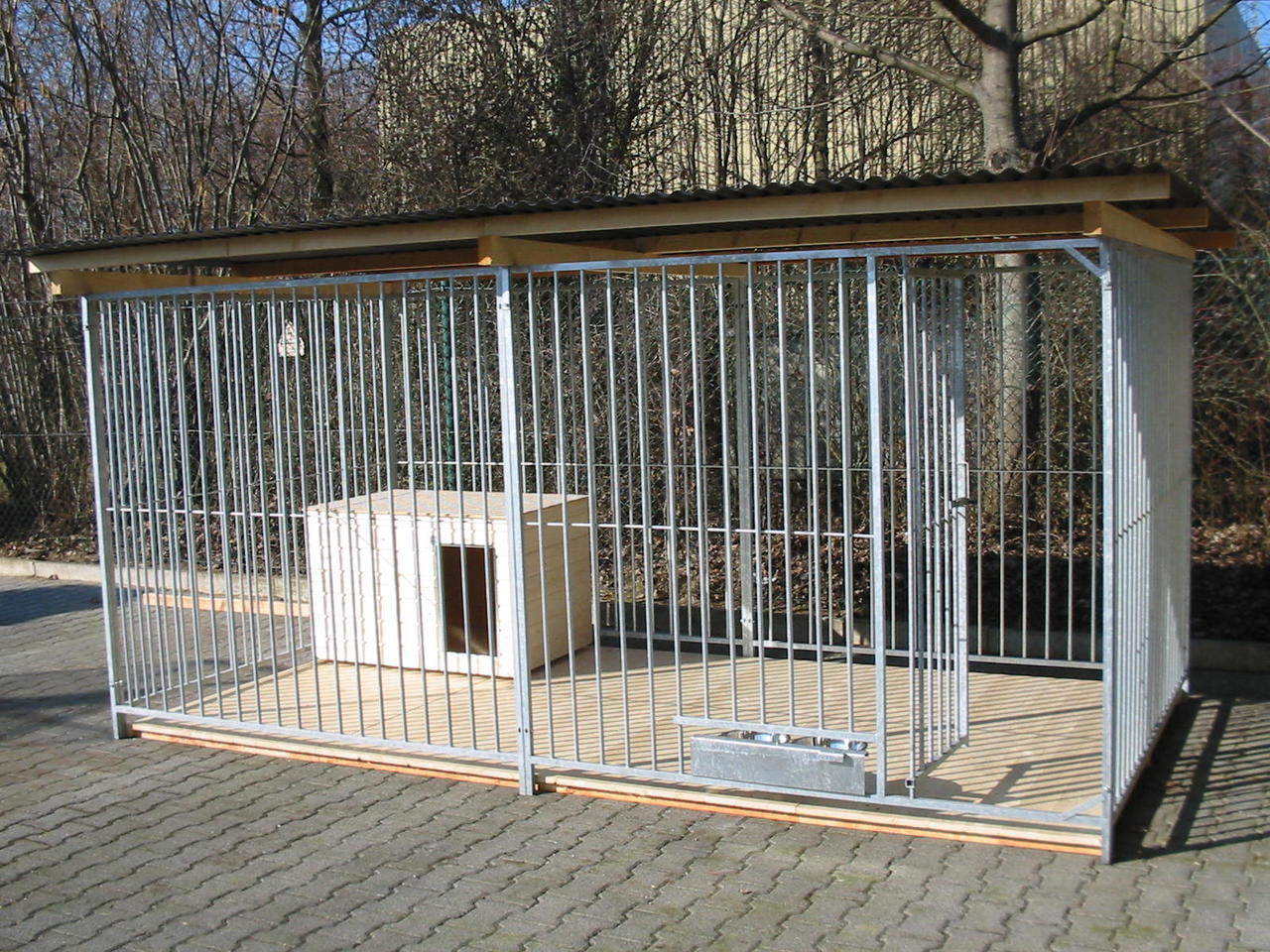 Rohrstabzwinger Sonderserie 2x4 m mit Zusatzausstattung gegen Aufpreis: Holzboden, Hundehütte und ausschwenkbares Futterset