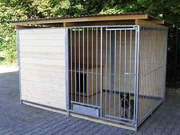 Zwinger 2x3m mit halb geschlossener Front und Zusatzausstattung gegen Aufpreis: Holzboden, Hundehütte und ausschwenkbares Futterset